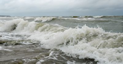 Czerwone flagi na wielu kąpieliskach morskich z powodu wysokich fal i prądów wstecznych