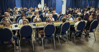 Kraków szachami stoi! Trwa legendarny turniej, a młodzież ćwiczy w szkołach